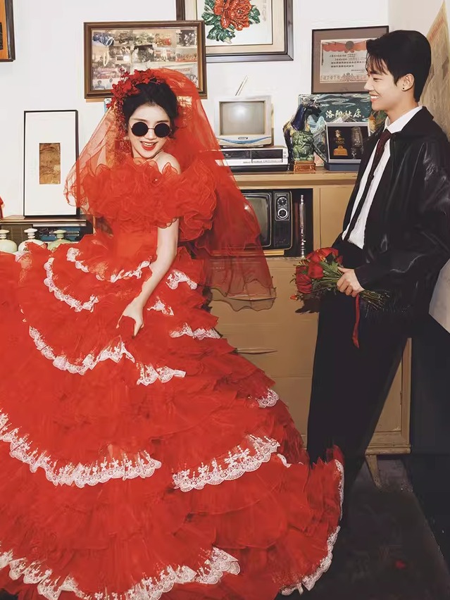 Rode vintage streetstyle trouw - Street Fashion Photographers recensie en prijs